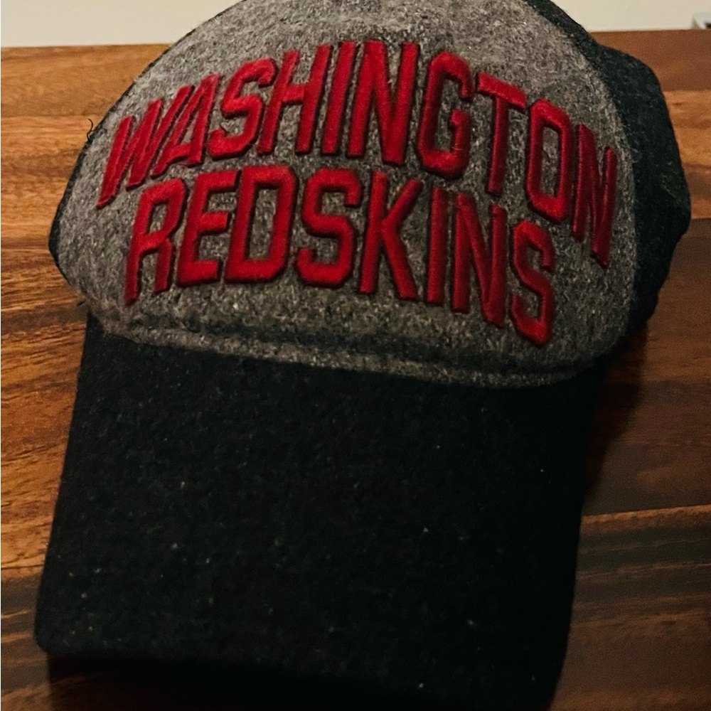 Authentic Washington Redskins NFL Black/Grey Cap with Logo.